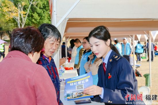 4日,2025年福州市“12·4”宪法宣传周主题活动启动仪式在福州晋安区牛岗山公园举行。福州广播电视台供图 4日,2025年福州市“12·4”宪法宣传周主题活动启动仪式在福州晋安区牛岗山公园举行。福州广播电视台供图