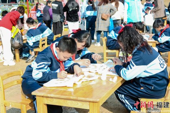 4日,2025年福州市“12·4”宪法宣传周主题活动启动仪式在福州晋安区牛岗山公园举行。福州广播电视台供图 4日,2025年福州市“12·4”宪法宣传周主题活动启动仪式在福州晋安区牛岗山公园举行。福州广播电视台供图