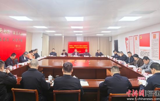 ¡¡¡¡×ù̸»áÏÖ³¡¡£ ÕÅС¾ü Éã ¡¡¡¡×ù̸»áÏÖ³¡¡£ ÕÅС¾ü Éã