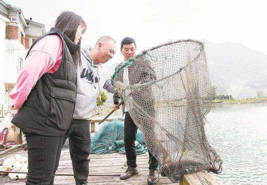 12ÔÂ3ÈÕ£¬³àϪ´å´åÃñ(ÓÒÒ»)ÔÚÏòÓοÍչʾËûÑøÖ³µÄÖлªµ¹´Ì÷„¡£ 12ÔÂ3ÈÕ£¬³àϪ´å´åÃñ(ÓÒÒ»)ÔÚÏòÓοÍչʾËûÑøÖ³µÄÖлªµ¹´Ì÷„¡£