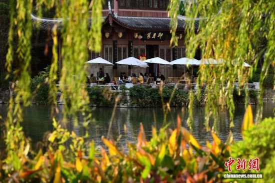 12月5日,福建福州黎明湖公园五彩斑斓,构成浓墨重彩的初冬画卷,美不胜收,成为市民和游客休闲的好去处。图为民众在公园里的“大众茶馆”饮茶、休憩,尽享冬日美好时光。中新社记者 张斌 摄 12月5日,福建福州黎明湖公园五彩斑斓,构成浓墨重彩的初冬画卷,美不胜收,成为市民和游客休闲的好去处。图为民众在公园里的“大众茶馆”饮茶、休憩,尽享冬日美好时光。中新社记者 张斌 摄