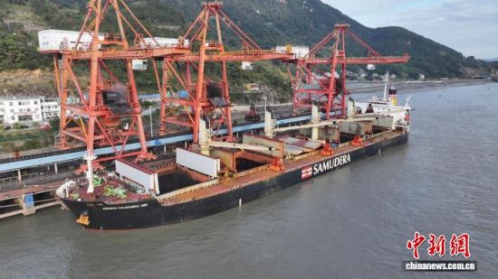 12ÔÂ5ÈÕ£¬ÔØÓÐ5.5Íò¶Öú̿µÄÓ¡¶ÈÄáÎ÷ÑǼ®¡°°¢ÂüÄÈ¡±»õÂÖÈë¾³¿¿²´ÄþµÂ¿Ú°¶°×Âí¸ÛÇø´óÌÆÂëÍ·¡£Ñî¡Óî Éã 12ÔÂ5ÈÕ£¬ÔØÓÐ5.5Íò¶Öú̿µÄÓ¡¶ÈÄáÎ÷ÑǼ®¡°°¢ÂüÄÈ¡±»õÂÖÈë¾³¿¿²´ÄþµÂ¿Ú°¶°×Âí¸ÛÇø´óÌÆÂëÍ·¡£Ñî¡Óî Éã