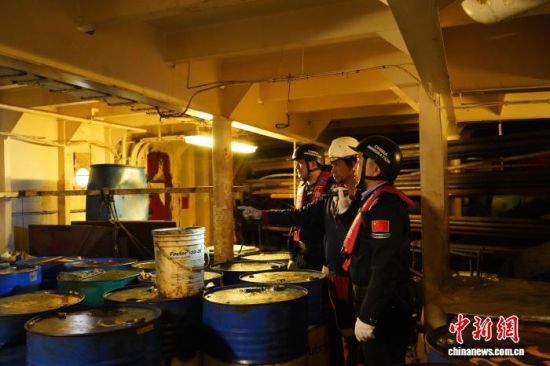 12ÔÂ5ÈÕ£¬ÄþµÂ±ß¼ìÕ¾ÒÆÃñ¹ÜÀí¾¯²ì¶ÔÓ¡¶ÈÄáÎ÷ÑǼ®¡°°¢ÂüÄÈ¡±»õÂÖ¿ªÕ¹´¬Ìå¼ì²é¡£Ñî¡Óî Éã 12ÔÂ5ÈÕ£¬ÄþµÂ±ß¼ìÕ¾ÒÆÃñ¹ÜÀí¾¯²ì¶ÔÓ¡¶ÈÄáÎ÷ÑǼ®¡°°¢ÂüÄÈ¡±»õÂÖ¿ªÕ¹´¬Ìå¼ì²é¡£Ñî¡Óî Éã