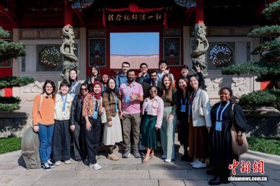 12月4日,金砖国家青年代表走进福建泉州弘一法师纪念馆。泉州团市委供图 12月4日,金砖国家青年代表走进福建泉州弘一法师纪念馆。泉州团市委供图