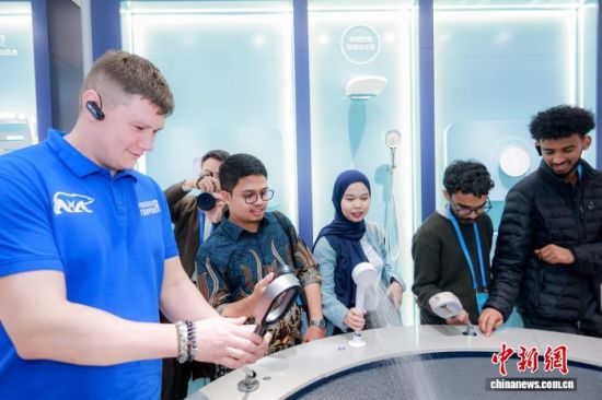 12月4日至5日,2025年金砖国家科技创新研修交流营走进福建泉州。图为交流营成员参观九牧集团。泉州团市委供图 12月4日至5日,2025年金砖国家科技创新研修交流营走进福建泉州。图为交流营成员参观九牧集团。泉州团市委供图