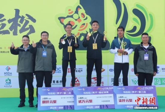 7日,神行2025宁德马拉松在“中国大黄鱼之乡”福建省宁德市鸣枪开赛,来自五湖四海的万余名跑友激情开跑。叶金秋 摄 7日,神行2025宁德马拉松在“中国大黄鱼之乡”福建省宁德市鸣枪开赛,来自五湖四海的万余名跑友激情开跑。叶金秋 摄