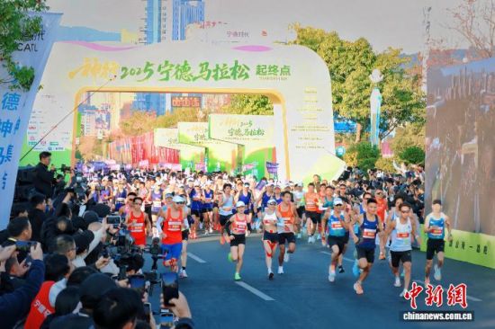 全程马拉松男子组前三名领奖。叶金秋 摄 全程马拉松男子组前三名领奖。叶金秋 摄