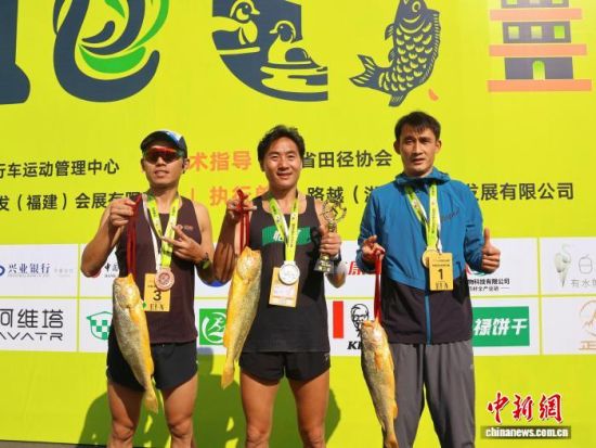 本届马拉松完赛奖牌以大黄鱼为元素进行设计,鱼跃碧波,寓意城市活力如海,奔流不息。马拉松完赛选手获赠黄鱼鲞。吕若萱 摄 本届马拉松完赛奖牌以大黄鱼为元素进行设计,鱼跃碧波,寓意城市活力如海,奔流不息。马拉松完赛选手获赠黄鱼鲞。吕若萱 摄