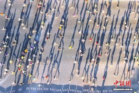 12ÔÂ7ÈÕ£¬15000ÃûÅܲ½°®ºÃÕ߲μÓ2025ÌØ²½ÈªÖݽú½ÂíÀËÉÈü¡£ÈªÖݽú½ÂíÀËÉÈü×éί»á¹©Í¼ 12ÔÂ7ÈÕ£¬15000ÃûÅܲ½°®ºÃÕ߲μÓ2025ÌØ²½ÈªÖݽú½ÂíÀËÉÈü¡£ÈªÖݽú½ÂíÀËÉÈü×éί»á¹©Í¼