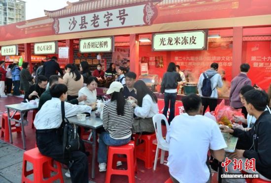 ͼΪÃñÖÚÔÚÃÀʳչÉÏÆ·³¢¸÷ÖÖÉ³ÏØÐ¡³Ô¡£ÖÐÐÂÉç¼ÇÕß Õűó Éã ͼΪÃñÖÚÔÚÃÀʳչÉÏÆ·³¢¸÷ÖÖÉ³ÏØÐ¡³Ô¡£ÖÐÐÂÉç¼ÇÕß Õűó Éã