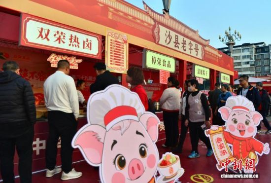 ͼΪÃÀʳչÉϸ÷ÖÖÉ³ÏØÐ¡³ÔÎüÒýÃñÖÚǰÀ´¹ºÂòÆ·³¢¡£ÖÐÐÂÉç¼ÇÕß Õűó Éã ͼΪÃÀʳչÉϸ÷ÖÖÉ³ÏØÐ¡³ÔÎüÒýÃñÖÚǰÀ´¹ºÂòÆ·³¢¡£ÖÐÐÂÉç¼ÇÕß Õűó Éã