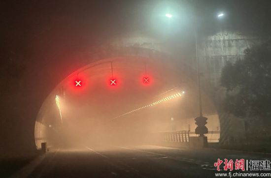 ¡¡¡¡Í¼Îª»õ³µÔÚËíµÀÄÚ×Ôȼ£¬ËíµÀÄÚðÆðŨÑÌ¡£Áúº£¹«Â··ÖÖÐÐĹ©Í¼ ¡¡¡¡Í¼Îª»õ³µÔÚËíµÀÄÚ×Ôȼ£¬ËíµÀÄÚðÆðŨÑÌ¡£Áúº£¹«Â··ÖÖÐÐĹ©Í¼