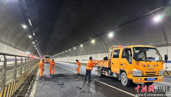 ¡¡¡¡Í¼ÎªËíµÀÑø»¤ÈËÔ±ÔÚÇåÀí·ÕÏ¡£Áúº£¹«Â··ÖÖÐÐĹ©Í¼ ¡¡¡¡Í¼ÎªËíµÀÑø»¤ÈËÔ±ÔÚÇåÀí·ÕÏ¡£Áúº£¹«Â··ÖÖÐÐĹ©Í¼