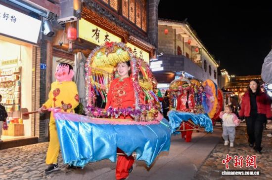 ͼΪ¡°½ÖÒÕ¸£¼û¡±µÚÎå½ì¸£½¨Ê¡½ÖÍ·ÎÄ»¯ÒÕÊõ°ä½±ÒÇʽôßÐнøÊ½Õ¹ÑݻÏÖ³¡¡£ÍõÌìæ¿ ¹©Í¼ ͼΪ¡°½ÖÒÕ¸£¼û¡±µÚÎå½ì¸£½¨Ê¡½ÖÍ·ÎÄ»¯ÒÕÊõ°ä½±ÒÇʽôßÐнøÊ½Õ¹ÑݻÏÖ³¡¡£ÍõÌìæ¿ ¹©Í¼