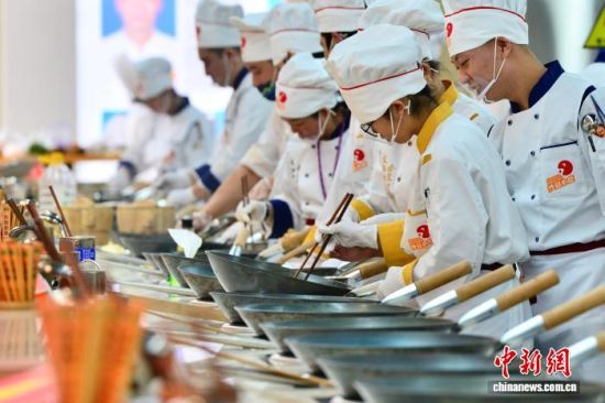 图为参赛队在烹饪菜品中。中新社记者 张斌 摄 图为参赛队在烹饪菜品中。中新社记者 张斌 摄
