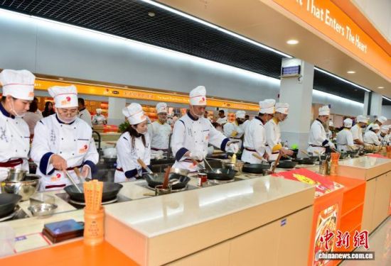 图为参赛队在制作美食中。中新社记者 张斌 摄 图为参赛队在制作美食中。中新社记者 张斌 摄