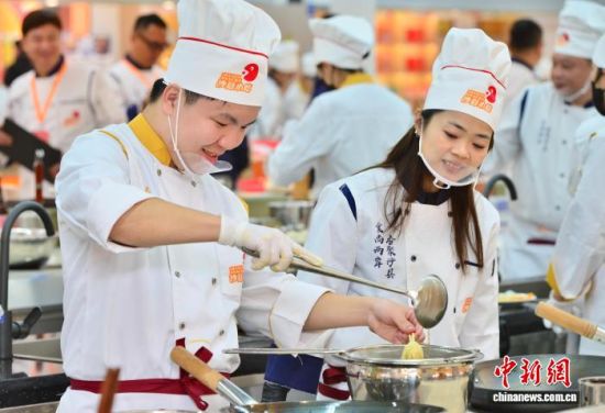 图为参赛队在烹饪菜品中。中新社记者 张斌 摄 图为参赛队在烹饪菜品中。中新社记者 张斌 摄
