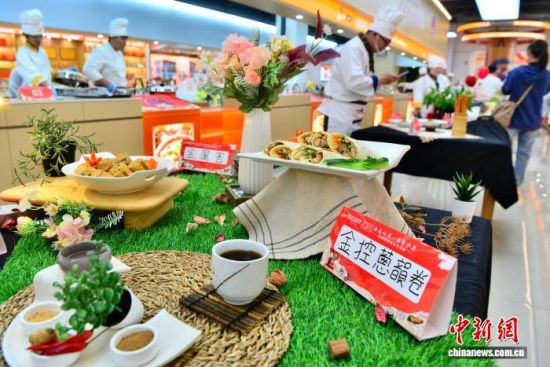 图为参赛队烹饪的比赛菜品。中新社记者 张斌 摄 图为参赛队烹饪的比赛菜品。中新社记者 张斌 摄