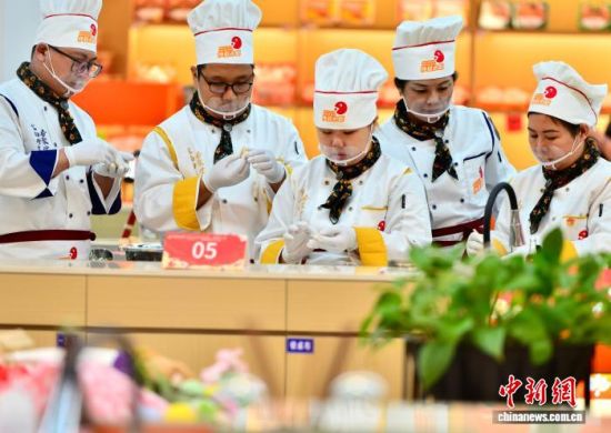 图为参赛队在制作美食中。中新社记者 张斌 摄 图为参赛队在制作美食中。中新社记者 张斌 摄