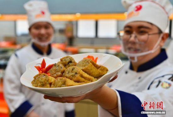 图为队员展示烹饪的比赛菜品“金包银”。中新社记者 张斌 摄 图为队员展示烹饪的比赛菜品“金包银”。中新社记者 张斌 摄