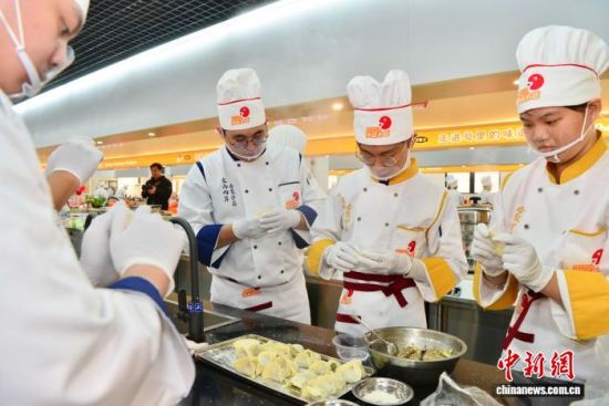 图为参赛队在制作美食中。中新社记者 张斌 摄 图为参赛队在制作美食中。中新社记者 张斌 摄