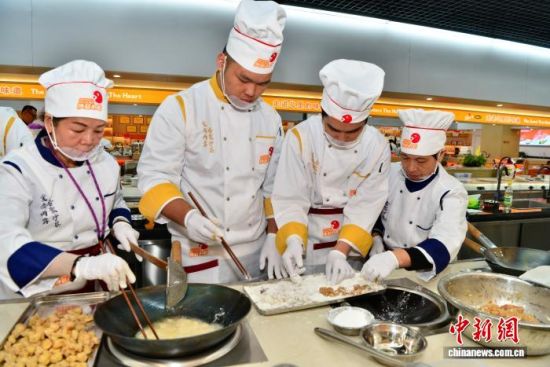 图为参赛队在制作美食中。中新社记者 张斌 摄 图为参赛队在制作美食中。中新社记者 张斌 摄