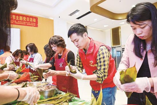 ÔÚÆ½Ì¶º£Ì³½ÖµĄ̀¿µÉçÇø£¬Á½°¶Í¬°ûÔÚÒ»Æð°üôÕ×Ó¡£ÕÅÕÜê» ÁÖ¾ý±ó Éã ÔÚÆ½Ì¶º£Ì³½ÖµĄ̀¿µÉçÇø£¬Á½°¶Í¬°ûÔÚÒ»Æð°üôÕ×Ó¡£ÕÅÕÜê» ÁÖ¾ý±ó Éã