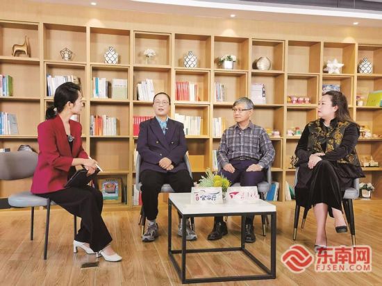 ÌÆè루×ó¶þ£©¡¢ÂíÑå±ò£¨×óÈý£©¡¢ÕÅ´«Õ꣨×óËÄ£©ÔÚÃǫ̈»á¿ÍÌü½»Á÷¡£¸£½¨ÈÕ±¨¼ÇÕß Îâºé Éã ÌÆè루×ó¶þ£©¡¢ÂíÑå±ò£¨×óÈý£©¡¢ÕÅ´«Õ꣨×óËÄ£©ÔÚÃǫ̈»á¿ÍÌü½»Á÷¡£¸£½¨ÈÕ±¨¼ÇÕß Îâºé Éã