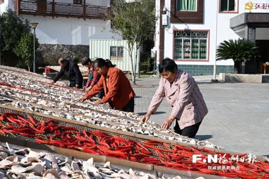 江南竹村村民晾晒地瓜等农作物。记者 池远 摄 江南竹村村民晾晒地瓜等农作物。记者 池远 摄