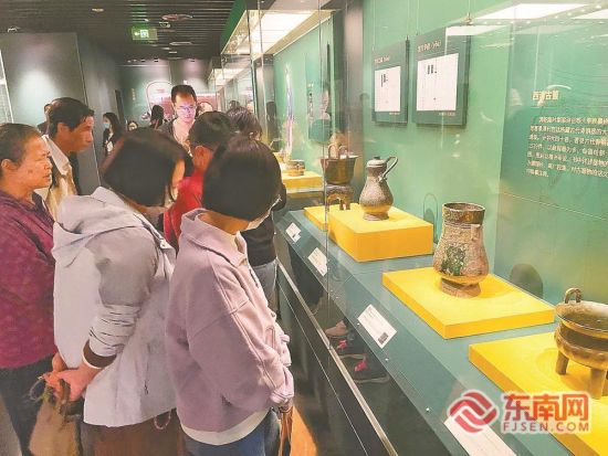 全新亮相的展品引来众多游客和参观者。 全新亮相的展品引来众多游客和参观者。