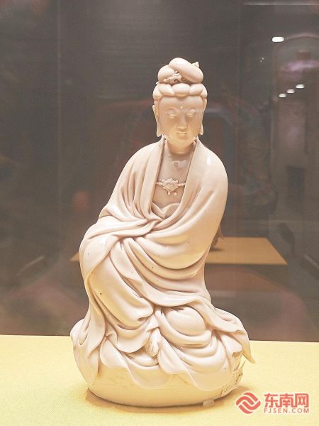 现场展出的何朝宗款德化窑白釉观音坐像。这件与福建相关的文物,是明代德化窑的经典作品。 现场展出的何朝宗款德化窑白釉观音坐像。这件与福建相关的文物,是明代德化窑的经典作品。