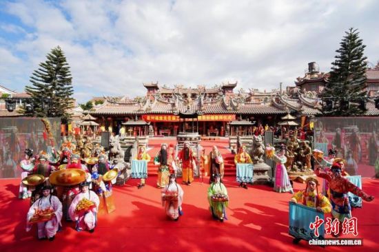 图为高甲戏《五路财神赐宝》。泉州通淮关岳庙供图 图为高甲戏《五路财神赐宝》。泉州通淮关岳庙供图