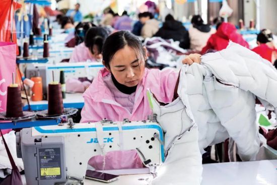 11月19日,河南信阳市一家羽绒服饰公司的生产车间。图/视觉中国 11月19日,河南信阳市一家羽绒服饰公司的生产车间。图/视觉中国
