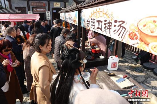 ̨ÍåÒ©ÉÅÖÆ×÷ÍŶÓչ̨ÎüÒý²»ÉÙ¹ÛÖÚ¡£(ÏåÑôÈÚýÌåÖÐÐĹ©Í¼) ̨ÍåÒ©ÉÅÖÆ×÷ÍŶÓչ̨ÎüÒý²»ÉÙ¹ÛÖÚ¡£(ÏåÑôÈÚýÌåÖÐÐĹ©Í¼)