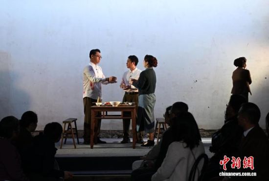 12月6日,沉浸式戏剧《冷月无声——吴石传奇》在福州三坊七巷宫巷拾捌号沉浸式剧场上演,吸引市民前去观看。中新社记者 吕明 摄 12月6日,沉浸式戏剧《冷月无声——吴石传奇》在福州三坊七巷宫巷拾捌号沉浸式剧场上演,吸引市民前去观看。中新社记者 吕明 摄