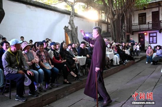 12月6日,沉浸式戏剧《冷月无声——吴石传奇》在福州三坊七巷宫巷拾捌号沉浸式剧场上演,吸引市民前去观看。中新社记者 吕明 摄 12月6日,沉浸式戏剧《冷月无声——吴石传奇》在福州三坊七巷宫巷拾捌号沉浸式剧场上演,吸引市民前去观看。中新社记者 吕明 摄