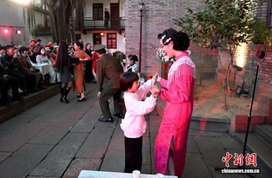 12月6日,沉浸式戏剧《冷月无声——吴石传奇》在福州三坊七巷宫巷拾捌号沉浸式剧场上演,吸引市民前去观看。中新社记者 吕明 摄 12月6日,沉浸式戏剧《冷月无声——吴石传奇》在福州三坊七巷宫巷拾捌号沉浸式剧场上演,吸引市民前去观看。中新社记者 吕明 摄