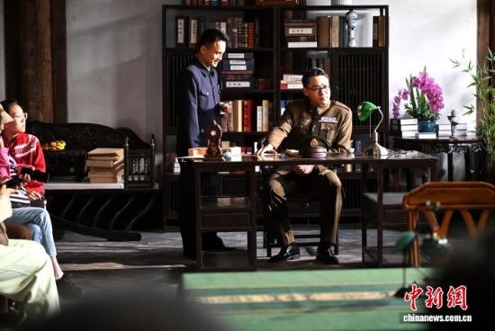 12月6日,沉浸式戏剧《冷月无声——吴石传奇》在福州三坊七巷宫巷拾捌号沉浸式剧场上演,吸引市民前去观看。中新社记者 吕明 摄 12月6日,沉浸式戏剧《冷月无声——吴石传奇》在福州三坊七巷宫巷拾捌号沉浸式剧场上演,吸引市民前去观看。中新社记者 吕明 摄