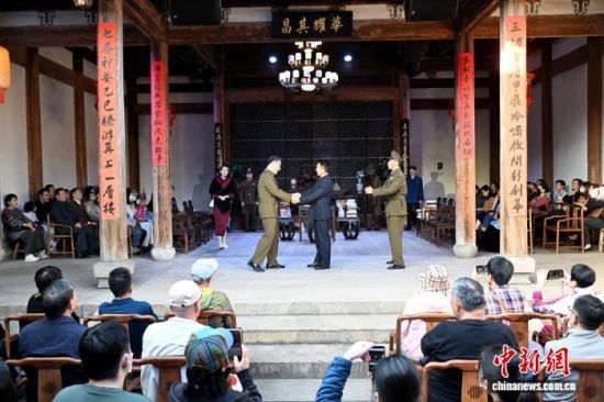 12月6日,沉浸式戏剧《冷月无声——吴石传奇》在福州三坊七巷宫巷拾捌号沉浸式剧场上演,吸引市民前去观看。中新社记者 吕明 摄 12月6日,沉浸式戏剧《冷月无声——吴石传奇》在福州三坊七巷宫巷拾捌号沉浸式剧场上演,吸引市民前去观看。中新社记者 吕明 摄