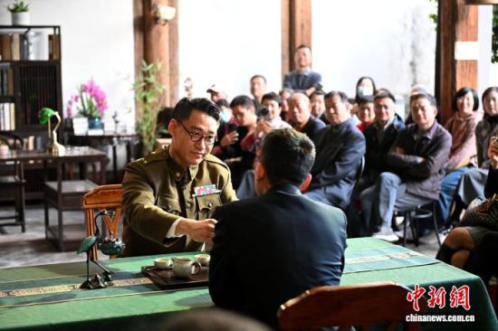 12月6日,沉浸式戏剧《冷月无声——吴石传奇》在福州三坊七巷宫巷拾捌号沉浸式剧场上演,吸引市民前去观看。中新社记者 吕明 摄 12月6日,沉浸式戏剧《冷月无声——吴石传奇》在福州三坊七巷宫巷拾捌号沉浸式剧场上演,吸引市民前去观看。中新社记者 吕明 摄