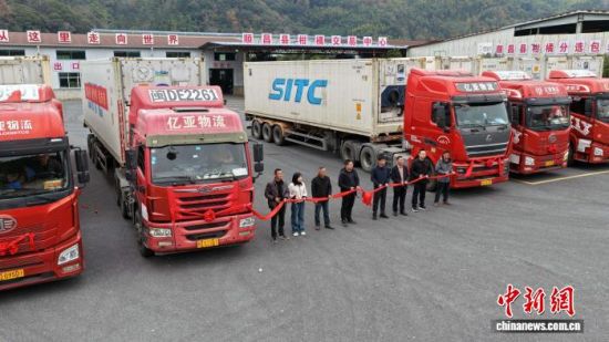 ͼΪÂúÔØ¸ÌéٵĻõ³µ×¼±¸³ö·¢¡£(ÎÞÈË»úÅÄÉã)ÖÐÐÂÍø¼ÇÕß ÕÅÀö¾ý Éã ͼΪÂúÔØ¸ÌéٵĻõ³µ×¼±¸³ö·¢¡£(ÎÞÈË»úÅÄÉã)ÖÐÐÂÍø¼ÇÕß ÕÅÀö¾ý Éã