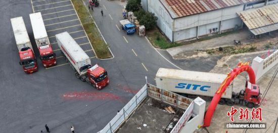 ͼΪÂúÔØ¸ÌéٵĻõ³µ³ö·¢¡££¨ÎÞÈË»úÅÄÉ㣩ÖÐÐÂÍø¼ÇÕß ÕÅÀö¾ý Éã ͼΪÂúÔØ¸ÌéٵĻõ³µ³ö·¢¡££¨ÎÞÈË»úÅÄÉ㣩ÖÐÐÂÍø¼ÇÕß ÕÅÀö¾ý Éã