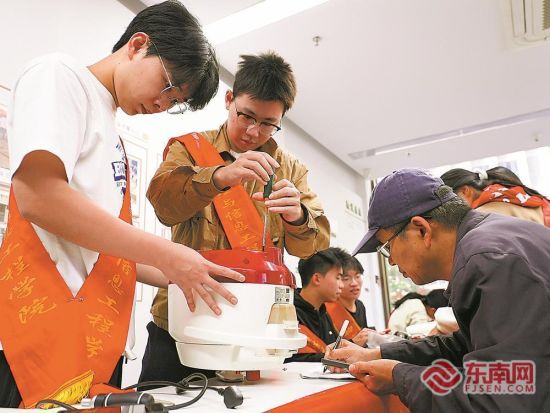 队员走进社区为居民维修家电。 队员走进社区为居民维修家电。