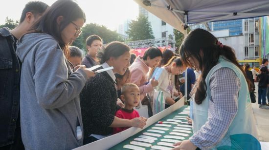 »î¶¯ÎüÒýÁËÖÚ¶àÊÐÃñ²ÎÓë Ê¡ÎÄÂÃÌü¹©Í¼ »î¶¯ÎüÒýÁËÖÚ¶àÊÐÃñ²ÎÓë Ê¡ÎÄÂÃÌü¹©Í¼