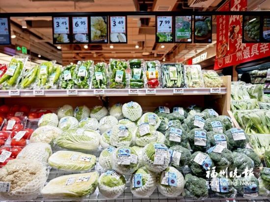 超市内琳琅满目的“霜打菜”。 超市内琳琅满目的“霜打菜”。