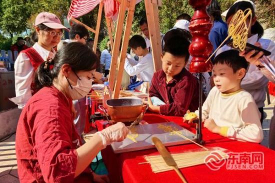 现场市集的非遗糖画受到许多小朋友的喜欢(东南网记者 刘玮 摄) 现场市集的非遗糖画受到许多小朋友的喜欢(东南网记者 刘玮 摄)