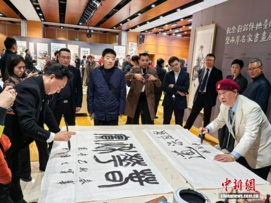 12月9日,“纪念刘铭传抚台140周年两岸交流活动暨两岸名家书画展”在北京台湾会馆开幕。图为参与活动的两岸嘉宾现场挥毫。中新社记者 刘大炜 摄 12月9日,“纪念刘铭传抚台140周年两岸交流活动暨两岸名家书画展”在北京台湾会馆开幕。图为参与活动的两岸嘉宾现场挥毫。中新社记者 刘大炜 摄