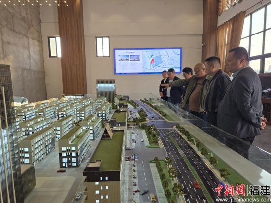 ¡¡¡¡²É·çÍÅÀ´µ½ÖÐÃËӤͯ²úÒµÔ°Á˽âÏîÄ¿½¨ÉèÇé¿ö¡£Ò¶ÒÕÁÕ Éã ¡¡¡¡²É·çÍÅÀ´µ½ÖÐÃËӤͯ²úÒµÔ°Á˽âÏîÄ¿½¨ÉèÇé¿ö¡£Ò¶ÒÕÁÕ Éã