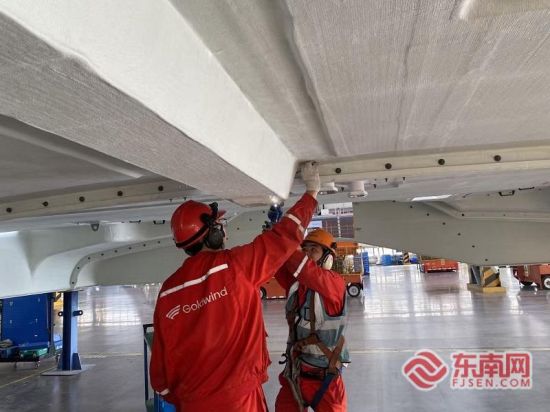 工人正在组装风电机组。 工人正在组装风电机组。