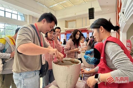 台湾青年体验漆扇制作(东南网记者 李霖 摄) 台湾青年体验漆扇制作(东南网记者 李霖 摄)